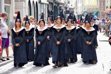 1958 'den beri her 5 yılda bir düzenlenen 2012 Altın Ağaç Geçit Töreni Yürüyüşçüleri. Bruges, Belçika, 19 Ağustos 2012. 