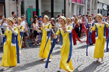 1958 'den beri her 5 yılda bir düzenlenen Altın Ağaç Geçit Töreni dansçıları. Bruges, Belçika, 19 Ağustos 2012. 