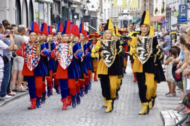 1958 'den beri her 5 yılda bir düzenlenen Altın Ağaç Geçit Töreni' nde renkli kıyafetler içinde yürüyüşçüler. Bruges, Belçika, 19 Ağustos 2012. 