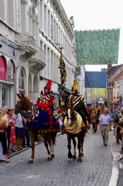 1958 'den beri her 5 yılda bir düzenlenen Altın Ağaç Geçit Töreni' nde at sırtında yürüyüş. Bruges, Belçika, 19 Ağustos 2012. 