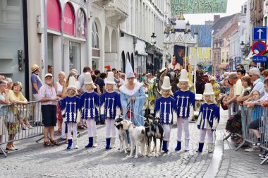 1958 'den beri her 5 yılda bir düzenlenen Altın Ağaç Geçit Töreni' nde 4 köpeği olan mavi ve beyaz karakterler. Bruges, Belçika, 19 Ağustos 2012. 