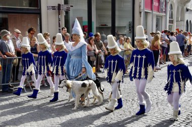 1958 'den beri her 5 yılda bir düzenlenen Altın Ağaç Geçit Töreni' nde 4 köpeği olan mavi ve beyaz karakterler. Bruges, Belçika, 19 Ağustos 2012. 
