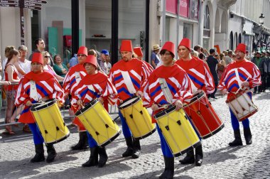 1958 'den beri her 5 yılda bir düzenlenen Altın Ağaç Geçit Töreni Davulcuları. Bruges, Belçika, 19 Ağustos 2012. 