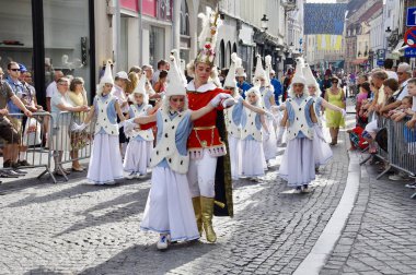 1958 'den beri her 5 yılda bir düzenlenen Altın Ağaç Geçit Töreni dansçıları. Bruges, Belçika, 19 Ağustos 2012. 