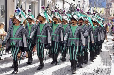 1958 'den beri her 5 yılda bir düzenlenen 2012 Altın Ağaç Geçit Töreni Yürüyüşçüleri. Bruges, Belçika, 19 Ağustos 2012. 