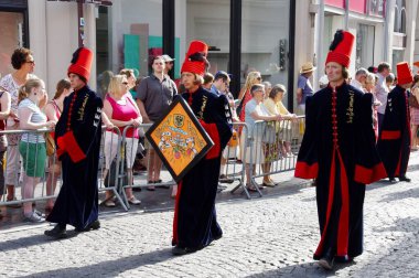 1958 'den beri her 5 yılda bir düzenlenen 2012 Altın Ağaç Geçit Töreni Yürüyüşçüleri. Bruges, Belçika, 19 Ağustos 2012. 