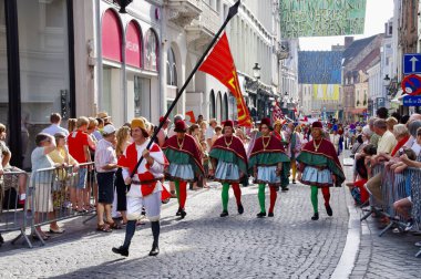 1958 'den beri her 5 yılda bir düzenlenen 2012 Altın Ağaç Geçit Töreni Yürüyüşçüleri. Bruges, Belçika, 19 Ağustos 2012. 