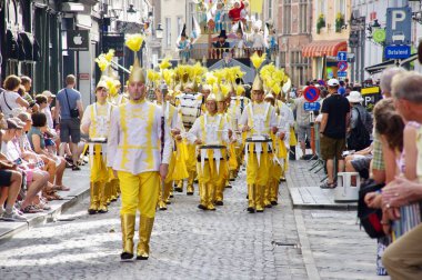 1958 'den beri her 5 yılda bir düzenlenen Altın Ağaç Geçit Töreni' nde beyaz ve sarı kostümlü yürüyüşçüler. Bruges, Belçika, 19 Ağustos 2012. 