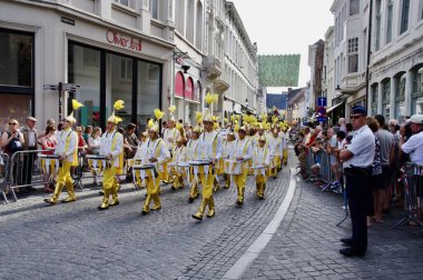 1958 'den beri her 5 yılda bir düzenlenen Altın Ağaç Geçit Töreni' nde beyaz ve sarı kostümlü yürüyüşçüler. Bruges, Belçika, 19 Ağustos 2012. 
