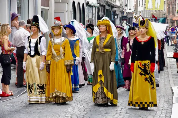 1958 'den beri her 5 yılda bir düzenlenen 2012 Altın Ağaç Geçit Töreni Yürüyüşçüleri. Bruges, Belçika, 19 Ağustos 2012. 