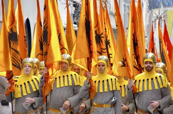 1958 'den beri her 5 yılda bir düzenlenen Altın Ağaç Geçit Töreni' nde sarı bayraklı yürüyüşçüler. Bruges, Belçika, 19 Ağustos 2012. 