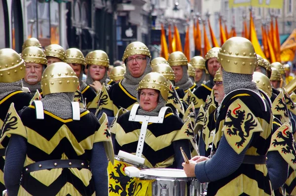 1958 'den beri her 5 yılda bir düzenlenen Altın Ağaç Geçit Töreni' nde siyah ve sarı davul grubu vardı. Bruges, Belçika, 19 Ağustos 2012. 