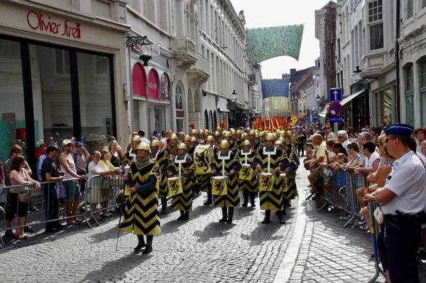 1958 'den beri her 5 yılda bir düzenlenen Altın Ağaç Geçit Töreni' nde siyah ve sarı davul grubu vardı. Bruges, Belçika, 19 Ağustos 2012. 