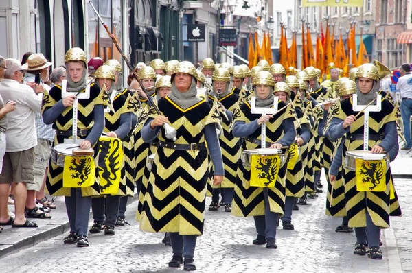 1958 'den beri her 5 yılda bir düzenlenen Altın Ağaç Geçit Töreni' nde siyah ve sarı davul grubu vardı. Bruges, Belçika, 19 Ağustos 2012. 