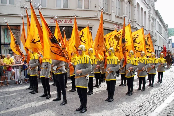 1958 'den beri her 5 yılda bir düzenlenen Altın Ağaç Geçit Töreni' nde sarı bayraklı yürüyüşçüler. Bruges, Belçika, 19 Ağustos 2012. 