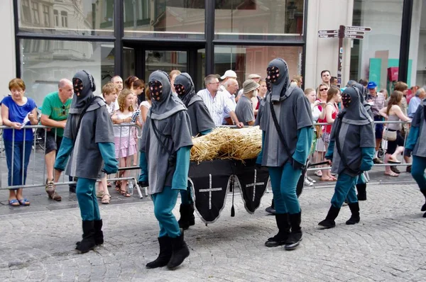 1958 'den beri her 5 yılda bir düzenlenen 2012 Altın Ağaç Geçit Töreni' nde maske takan charcters saman taşıyordu. Bruges, Belçika, 19 Ağustos 2012. 