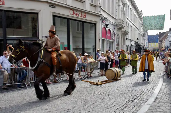 Carthorse, 1958 'den beri her 5 yılda bir düzenlenen 2012 Altın Ağaç Geçit Töreni' nde bir fıçı bira çekiyor. Bruges, Belçika, 19 Ağustos 2012. 
