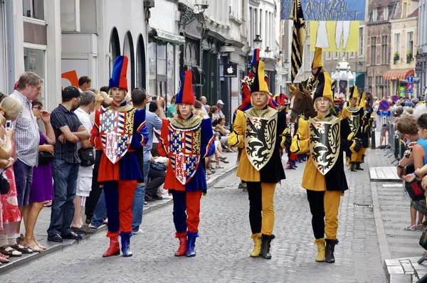 1958 'den beri her 5 yılda bir düzenlenen Altın Ağaç Geçit Töreni' nde renkli kıyafetler içinde yürüyüşçüler. Bruges, Belçika, 19 Ağustos 2012. 