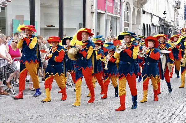 1958 'den beri her 5 yılda bir düzenlenen 2012 Altın Ağaç Geçit Töreni Yürüyüşçüleri. Bruges, Belçika, 19 Ağustos 2012. 