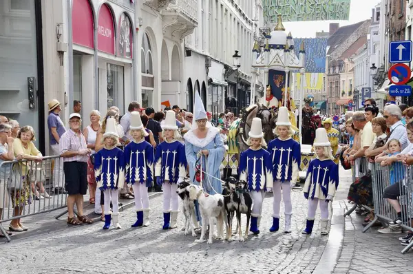 1958 'den beri her 5 yılda bir düzenlenen Altın Ağaç Geçit Töreni' nde 4 köpeği olan mavi ve beyaz karakterler. Bruges, Belçika, 19 Ağustos 2012. 