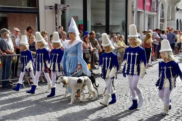 1958 'den beri her 5 yılda bir düzenlenen Altın Ağaç Geçit Töreni' nde 4 köpeği olan mavi ve beyaz karakterler. Bruges, Belçika, 19 Ağustos 2012. 