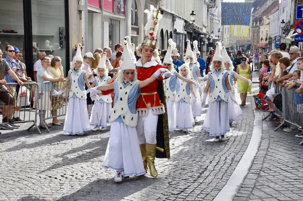 1958 'den beri her 5 yılda bir düzenlenen Altın Ağaç Geçit Töreni dansçıları. Bruges, Belçika, 19 Ağustos 2012. 