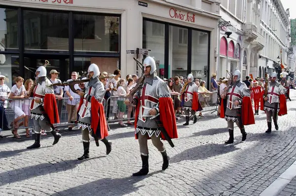 1958 'den beri her 5 yılda bir düzenlenen 2012 Altın Ağaç Geçit Töreni Yürüyüşçüleri. Bruges, Belçika, 19 Ağustos 2012. 