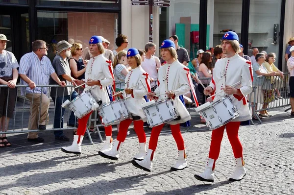 1958 'den beri her 5 yılda bir düzenlenen Altın Ağaç Geçit Töreni Davulcuları. Bruges, Belçika, 19 Ağustos 2012. 