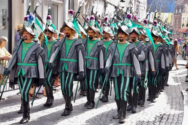 1958 'den beri her 5 yılda bir düzenlenen 2012 Altın Ağaç Geçit Töreni Yürüyüşçüleri. Bruges, Belçika, 19 Ağustos 2012. 