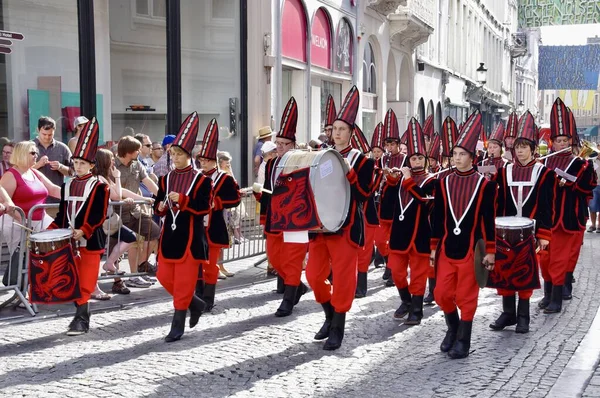 1958 'den beri her 5 yılda bir düzenlenen Altın Ağaç Geçit Töreni' nde Kırmızı ve Siyah Giysili Yürüyüşçüler. Bruges, Belçika, 19 Ağustos 2012. 