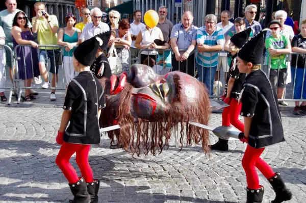 1958 'den beri her 5 yılda bir düzenlenen Altın Ağaç Geçit Töreni' nde dev vücut parçaları taşıyan yürüyüşçüler. Bruges, Belçika, 19 Ağustos 2012. 