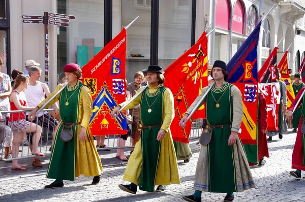 1958 'den beri her 5 yılda bir düzenlenen 2012 Altın Ağaç Geçit Töreni Yürüyüşçüleri. Bruges, Belçika, 19 Ağustos 2012. 