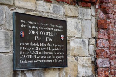The Treasurers House 'un dışındaki orijinal plaket astronom John Goodricke' nin anısına, 1764-1786. 2021 'de güncellenmiş bir plaketle değiştirilmiş. York, İngiltere, 4 Haziran 2012. 
