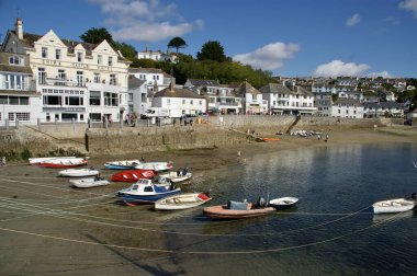 St Mawes Limanı 'nda arkasında Gemi ve Castle Oteli var. Sahilde demirlemiş tekneler ve mavi bir gökyüzü. St. Mawes, Cornwall, İngiltere, 5 Ağustos 2011. 