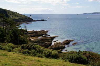 Mavi gökyüzü ve St Anthonys Deniz Feneri ile Cornish Sahili. St Mawes, Truro, İngiltere. 5 Ağustos 2011. 