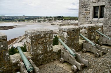 Marazion 'a ve St. Michael' s Mount 'a bakan toplar. Marazion, Cornwall, İngiltere. 6 Ağustos 2011. 