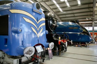 LNER sınıfı V2 4771 Green Arrow ve The Mallard 'ın yanındaki İngiliz Electric Deltic Prototip Lokomotifi. York, İngiltere, 22 Ağustos 2010. 