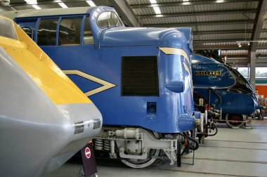 Mallard 'ın yanındaki İngiliz Electric Deltic Prototip Lokomotifi' nin yanında APT. York, İngiltere, 22 Ağustos 2010. 