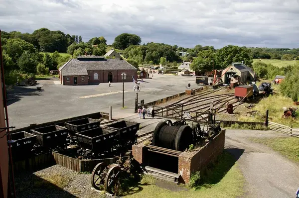 英国斯坦利比米什露天博物馆的煤炭卡车和铁路 August 2010 — 图库照片