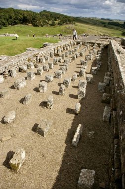 Hadrians Duvarı 'ndaki Roma Kalesi' ndeki (Vercovicium) Roma yapılarının kalıntıları. Hexham, İngiltere, İngiltere. 25 Ağustos 2010. 