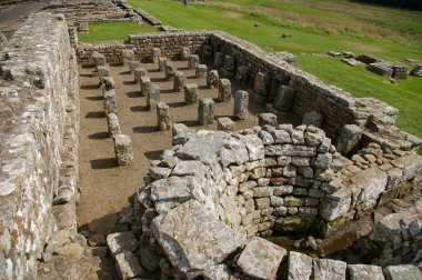 Hadrians Duvarı 'ndaki Roma Kalesi' ndeki (Vercovicium) Roma yapılarının kalıntıları. Hexham, İngiltere, İngiltere. 25 Ağustos 2010. 