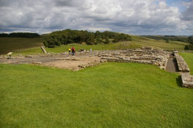 Roma Kalesi - (Vercovicium) arkasında Hadrian Duvarı ve Yeşil Tarlalar. Hexham, İngiltere, İngiltere. 25 Ağustos 2010. 