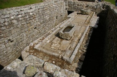 Hadrians Duvarı 'ndaki Roma Kalesi' ndeki (Vercovicium) Roma yapılarının kalıntıları. Hexham, İngiltere, İngiltere. 25 Ağustos 2010. 