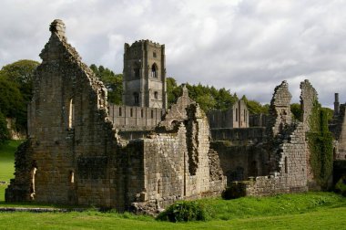 Fountains Abbey, North Yorkshire 'daki harabe bir manastır. Aldfield, Ripon, İngiltere. 28 Ağustos 2010. 