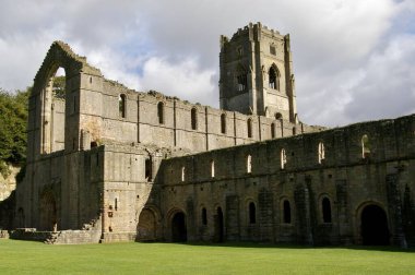 Fountains Abbey, North Yorkshire 'daki harabe bir manastır. Aldfield, Ripon, İngiltere. 28 Ağustos 2010. 