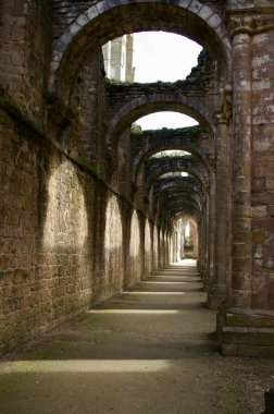 Fountains Abbey, North Yorkshire 'daki harabe bir manastır. Aldfield, Ripon, İngiltere. 28 Ağustos 2010. 