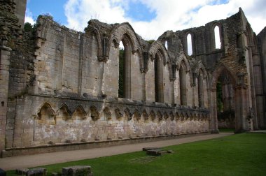 Fountains Abbey, North Yorkshire 'daki harabe bir manastır. Aldfield, Ripon, İngiltere. 28 Ağustos 2010. 