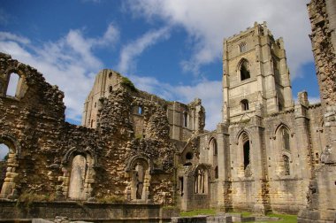 Fountains Abbey, North Yorkshire 'daki harabe bir manastır. Aldfield, Ripon, İngiltere. 28 Ağustos 2010. 
