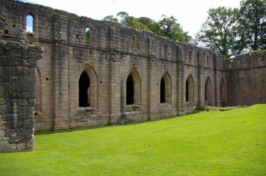 Fountains Abbey, North Yorkshire 'daki harabe bir manastır. Aldfield, Ripon, İngiltere. 28 Ağustos 2010. 