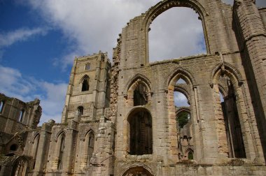 Fountains Abbey, North Yorkshire 'daki harabe bir manastır. Aldfield, Ripon, İngiltere. 28 Ağustos 2010. 